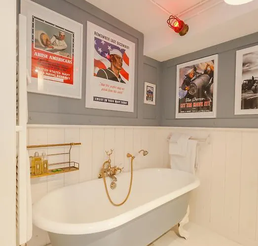 לינה וארוחת בוקר Spirit Of 1944 4*